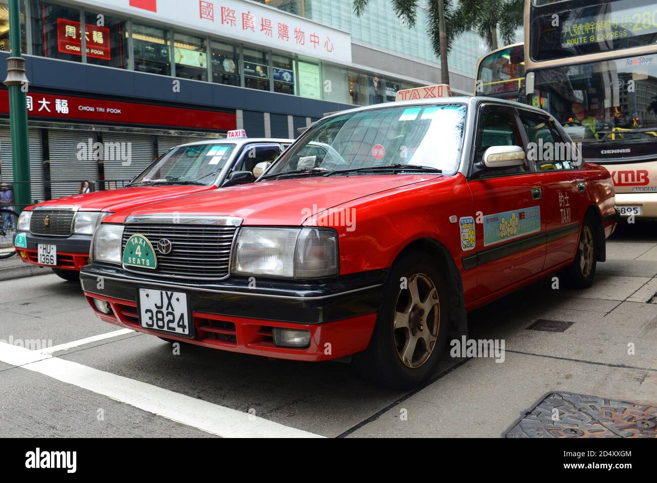 Hong Kong Urban Red Toyota Crown confort YXS10 quattro posti taxi a Kowloon, Hong Kong, Cina. Foto Stock