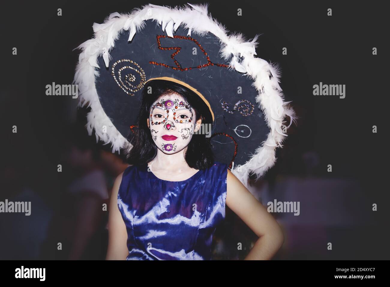 Merida, Messico - 31 ottobre 2018: Donna vestita come catrina con cranio fiorito e cappello grande con piuma per il giorno dei morti 'Dia de los muertos' Foto Stock