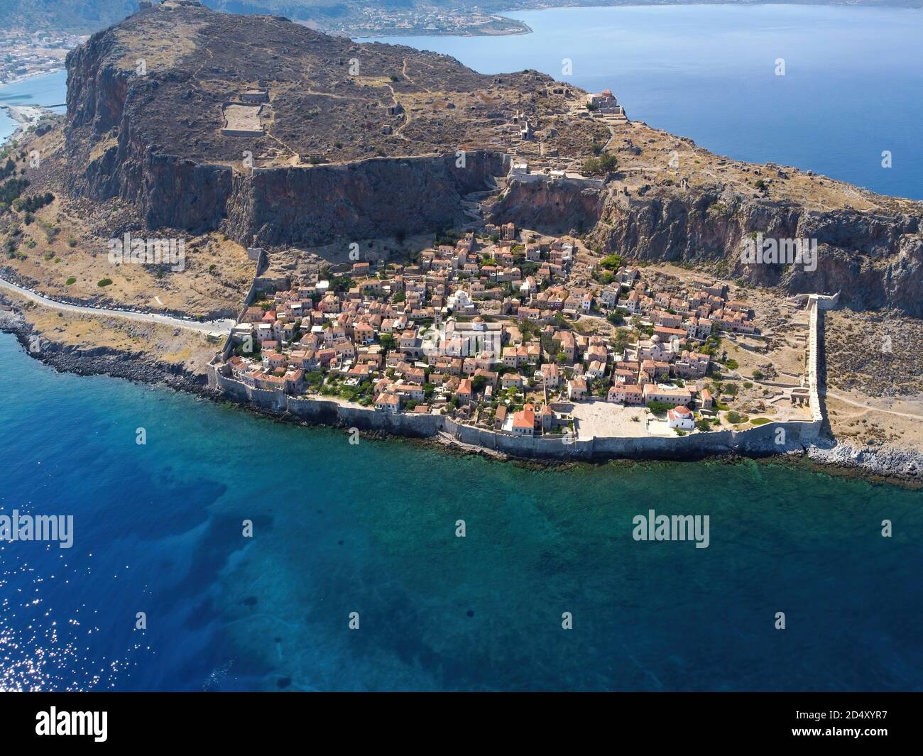 Vista panoramica aerea della città fortificata di Monemvasia in Grecia Foto Stock