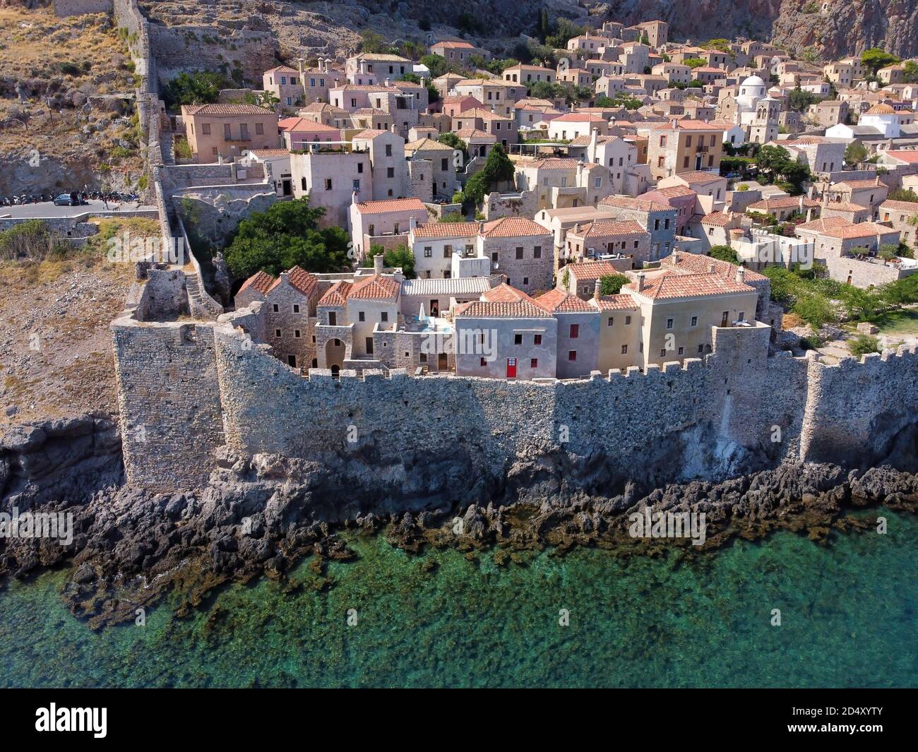 Vista panoramica aerea della città fortificata di Monemvasia in Grecia Foto Stock