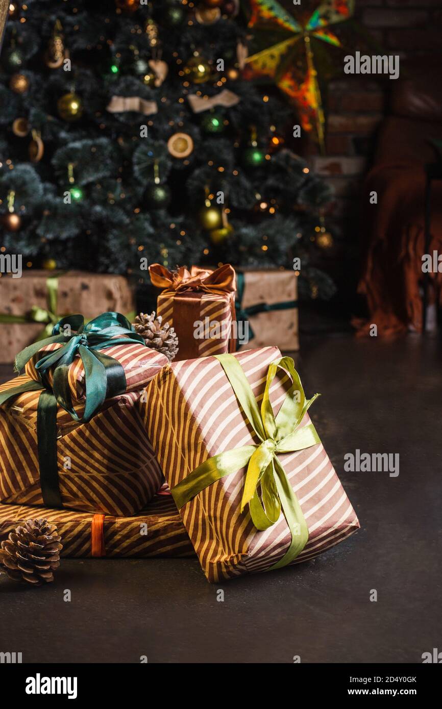 Bell'albero di Natale e regali. Vigilia di Capodanno. In attesa di regali. 2021 Foto Stock