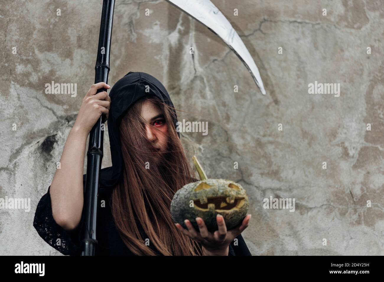 Ritratto donna fantasma demone che tiene il cappero e la zucca, Halloween concetto Foto Stock