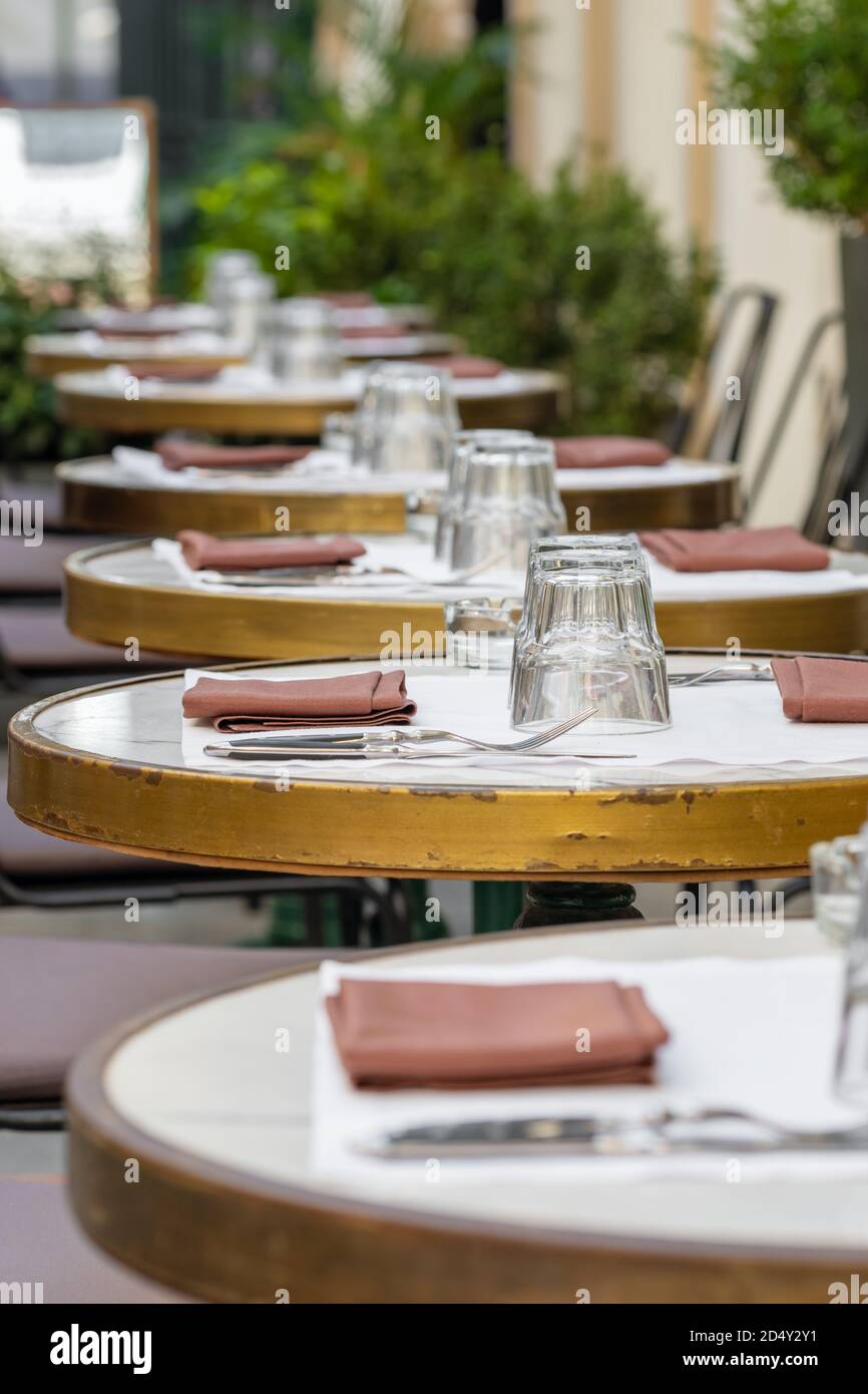 Caffetteria all'aperto con tavoli vuoti per un pasto Foto Stock