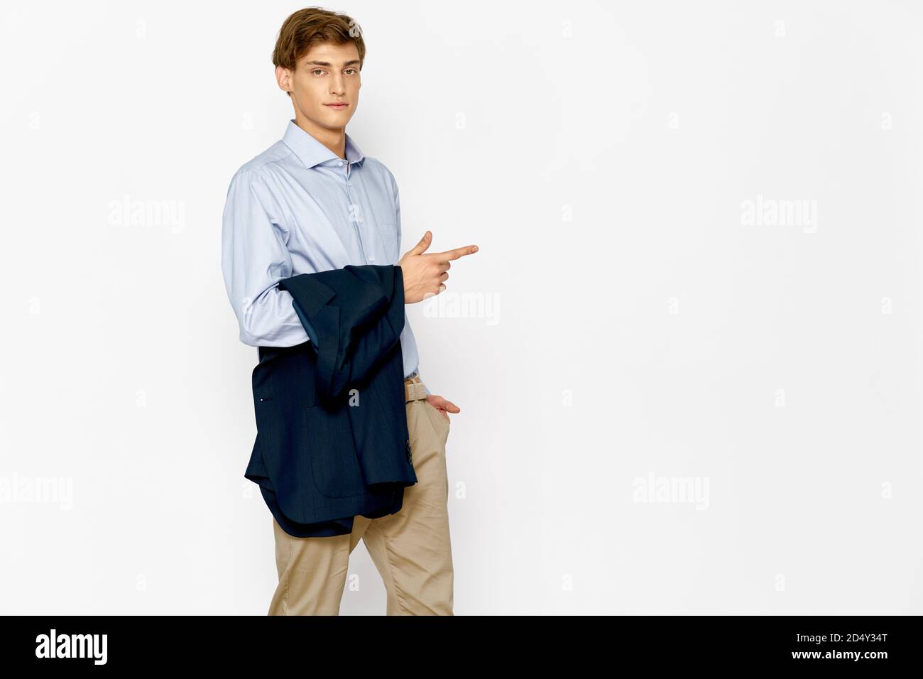 Un uomo in una camicia blu e punti pantaloni beige un dito Foto stock -  Alamy
