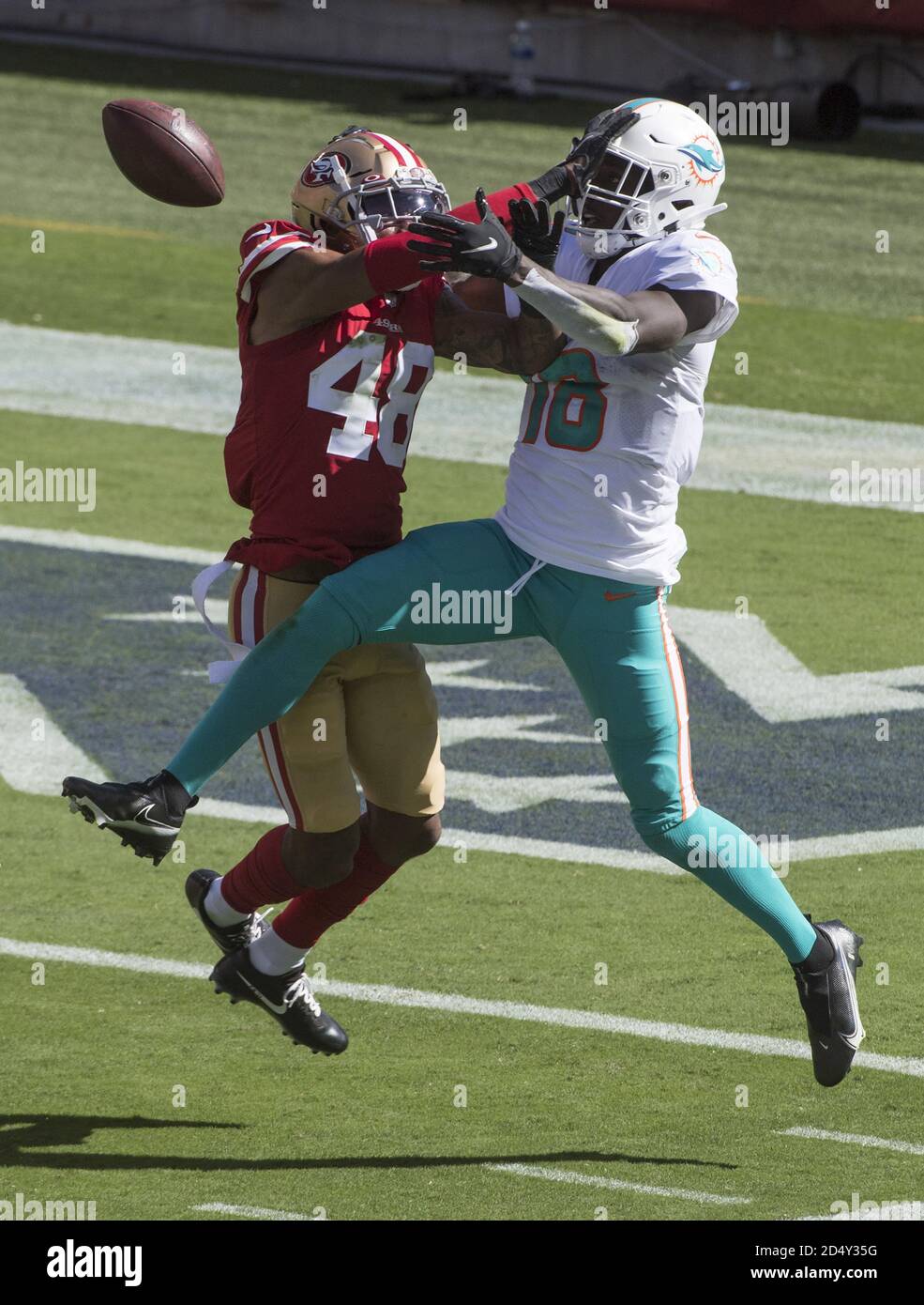 Santa Clara, Stati Uniti. 11 Ott 2020. Il ricevitore largo dei Delfini di Miami Preston Williams (18) è interferito con da San Francisco 49ers Cornerback Jermaine Kelly (48) su un passaggio dal quarto Ryan Fitzpatrick nel secondo trimestre al Levi's Stadium di Santa Clara, California, domenica 11 ottobre 2020. I Delfini battono i 49ers 43-17. Photo by Terry Schmitt/UPI Credit: UPI/Alamy Live News Foto Stock