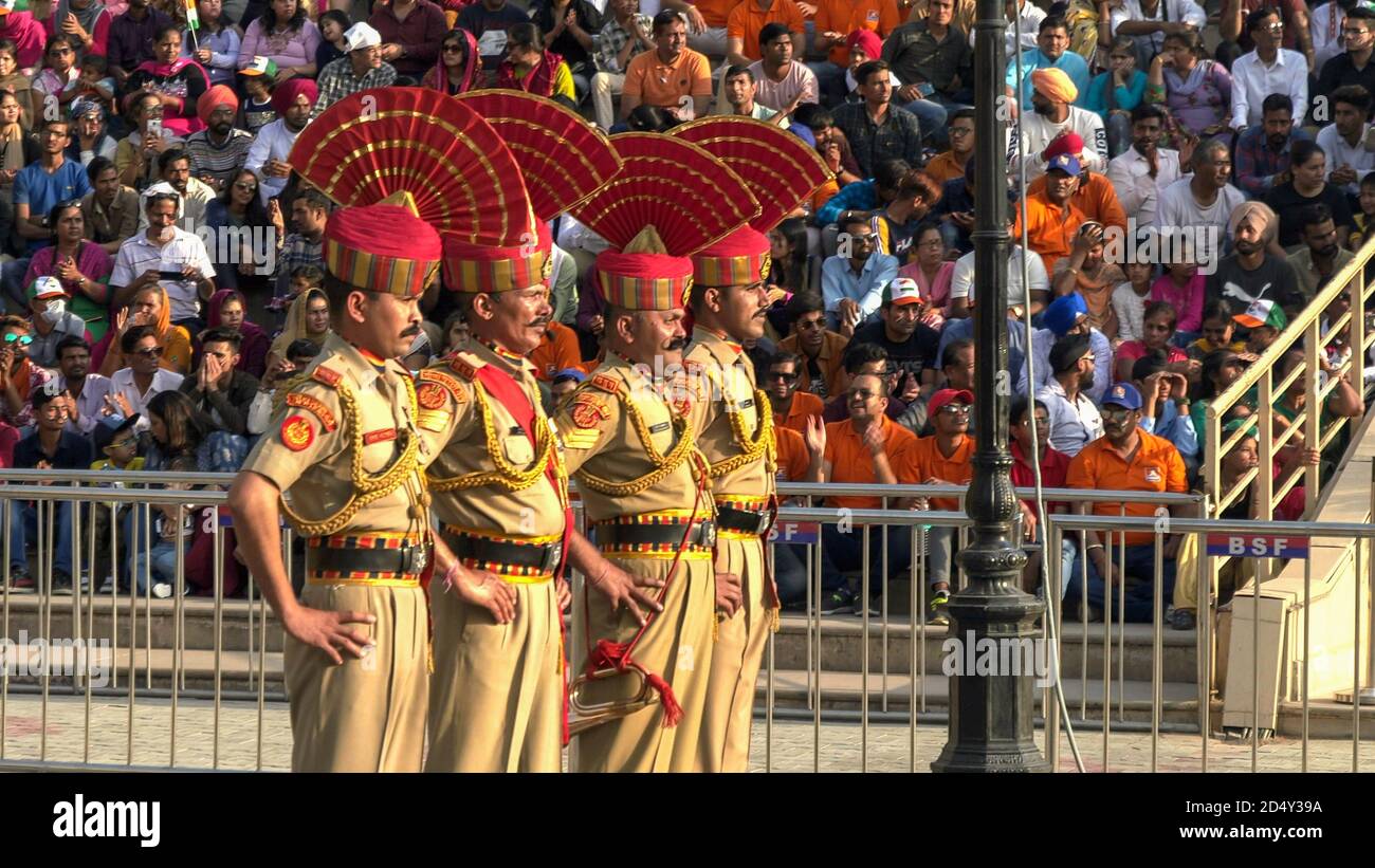 AMRITSAR, INDIA - 19 MARZO 2019: Quattro soldati in parata durante la cerimonia di chiusura al confine di Wagah tra pakistan e india vicino amritsar Foto Stock