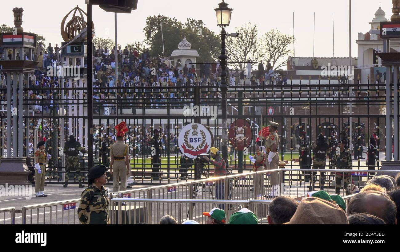 apertura delle porte tra india e pakistan al confine di wagah ad amritsar, india Foto Stock