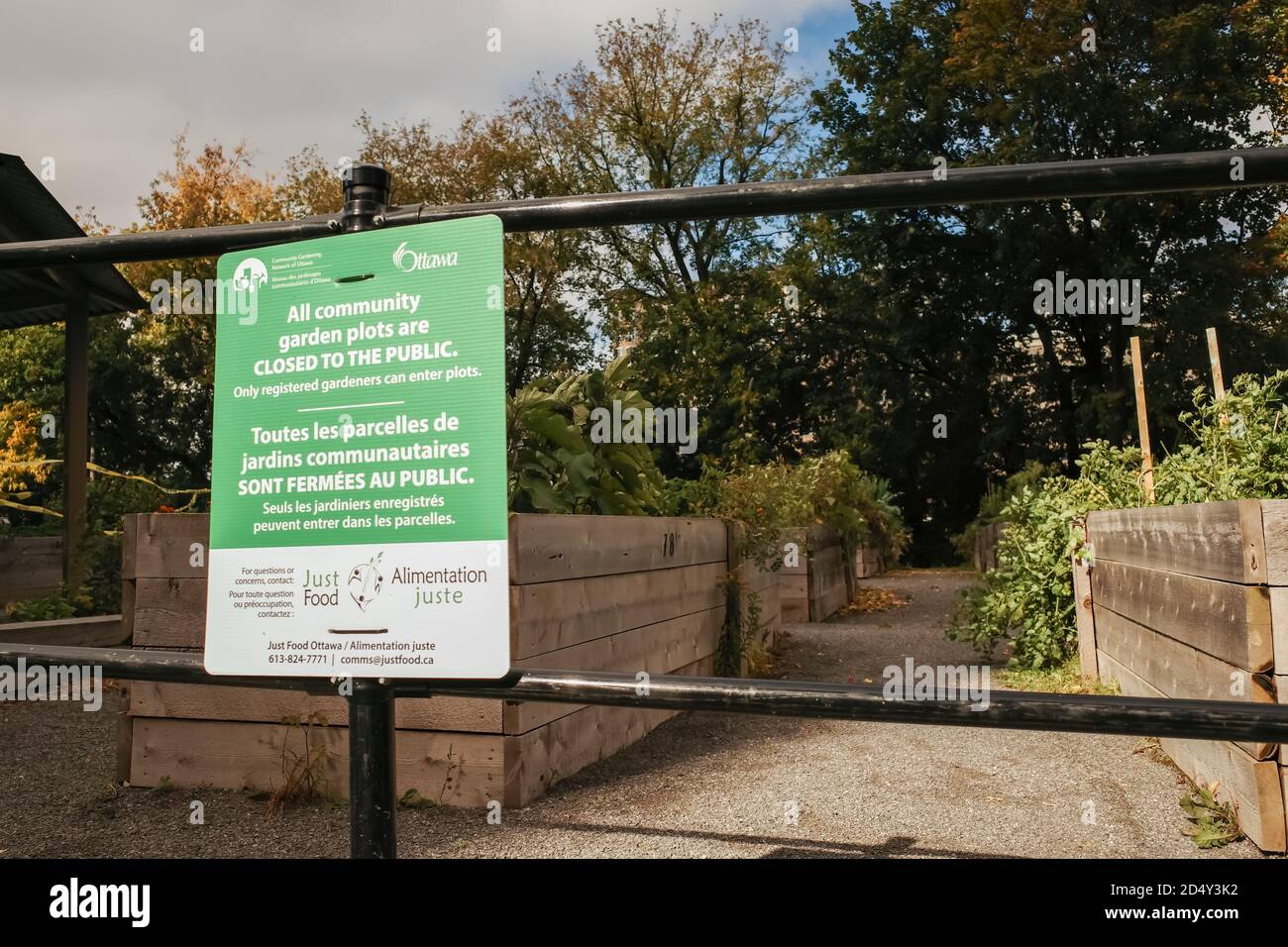 Ottawa, Ontario, Canada - 8 ottobre 2020: Un segno pubblicato sulla recinzione che circonda un giardino della comunità su Laurier Avenue a Ottawa note restrizioni du Foto Stock