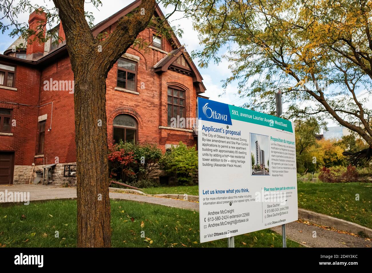Ottawa, Ontario, Canada - 8 ottobre 2020: Un segno all'edificio storico Alexander Fleck House di Ottawa descrive un'applicazione per costruire una proposta Foto Stock