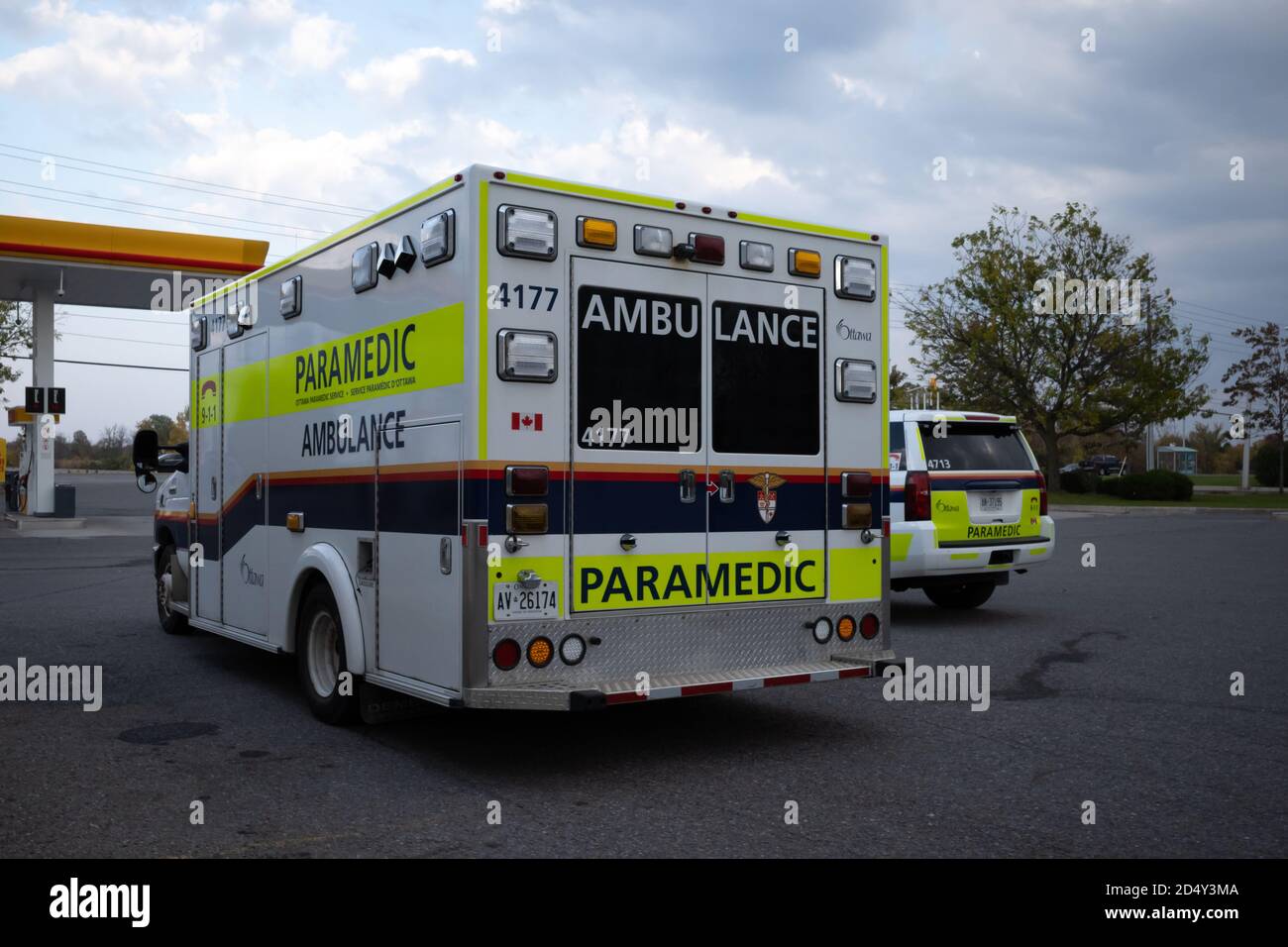 Ottawa, Ontario, Canada - 10 ottobre 2020: Un'ambulanza e un veicolo di servizio gestito dal servizio paramedico di Ottawa sono parcheggiati presso una stazione di servizio. Foto Stock