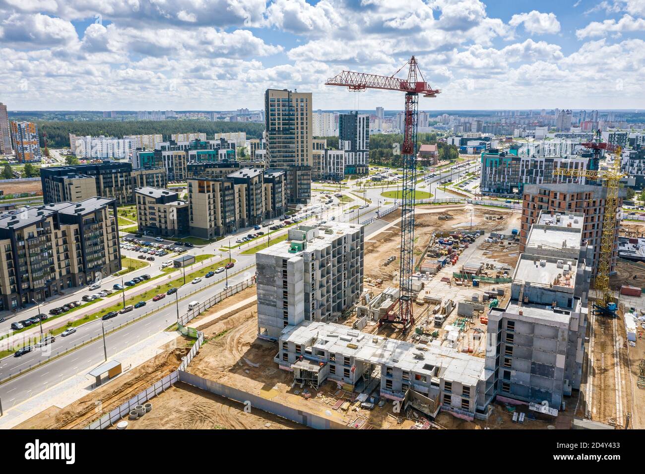 vista aerea del cantiere di una nuova zona residenziale con gru a torre Foto Stock