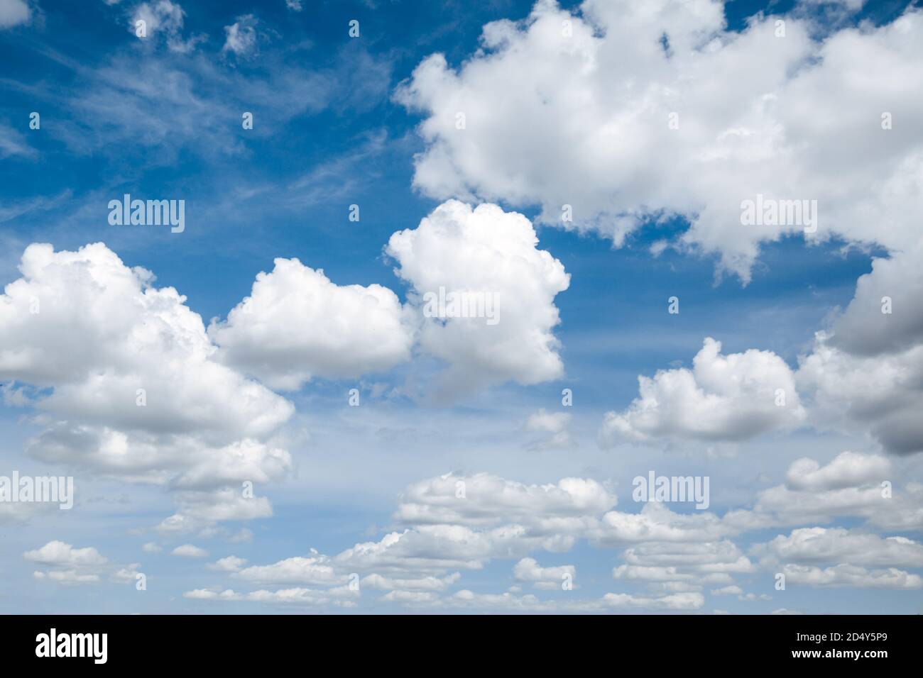 Nuvole bianche e soffici in cielo blu. Sfondo da nuvole. Foto Stock