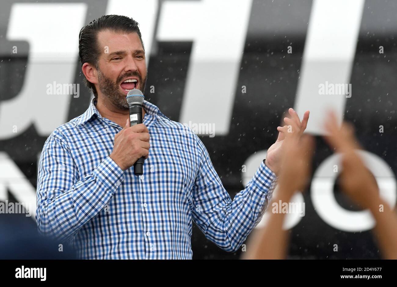 Orlando, Florida, Stati Uniti. 11 ottobre 2020 - Orlando, Florida, Stati Uniti - Donald Trump Jr. Parla durante una doccia a pioggia in un raduno della campagna combattenti contro il socialismo a sostegno di suo padre, il presidente degli Stati Uniti Donald Trump, il 11 ottobre 2020 a Orlando, Florida. Al rally ha parlato anche Jorge Masvidal, il combattente dell'UFC.(Paul Hennessy/Alamy) Credit: Paul Hennessy/Alamy Live News Foto Stock