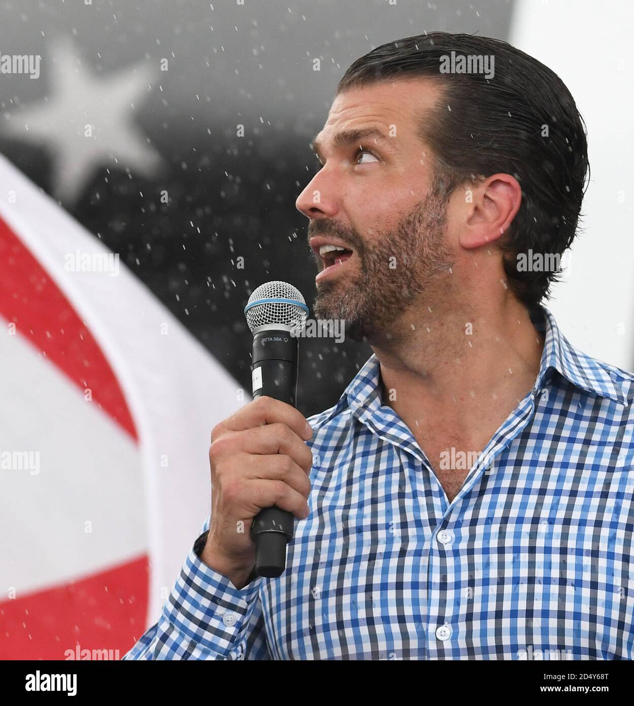 Orlando, Florida, Stati Uniti. 11 ottobre 2020 - Orlando, Florida, Stati Uniti - Donald Trump Jr. Guarda il cielo mentre parla durante una doccia a pioggia in un raduno della campagna combattenti contro il socialismo a sostegno di suo padre, il presidente degli Stati Uniti Donald Trump, il 11 ottobre 2020 a Orlando, Florida. Al rally ha parlato anche Jorge Masvidal, il combattente dell'UFC. (Paul Hennessy/Alamy) Credit: Paul Hennessy/Alamy Live News Foto Stock