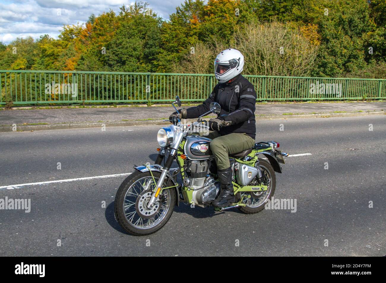 MK69OHP 2019 Green Royal Enfield Bullet Trials 500; motociclista; trasporto a due ruote, motociclette, veicoli, strade, motociclette, motociclisti a motore a Chorley, Regno Unito Foto Stock