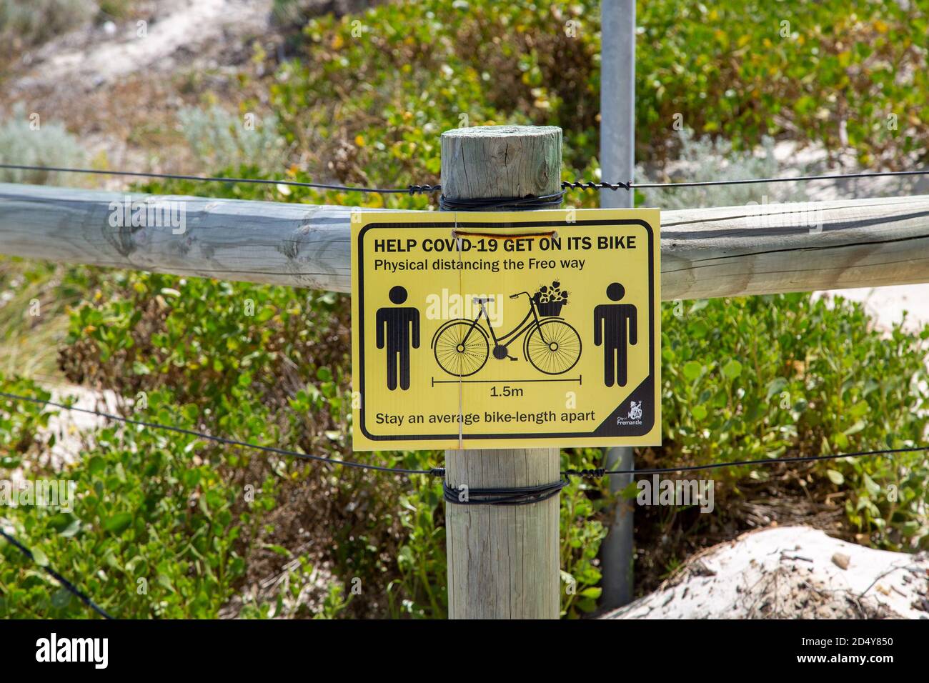 Fremantle, Australia - 7 Ottobre 2020: Segnale di distanza fisica per Covid-10 sulla pista ciclabile in spiaggia Foto Stock