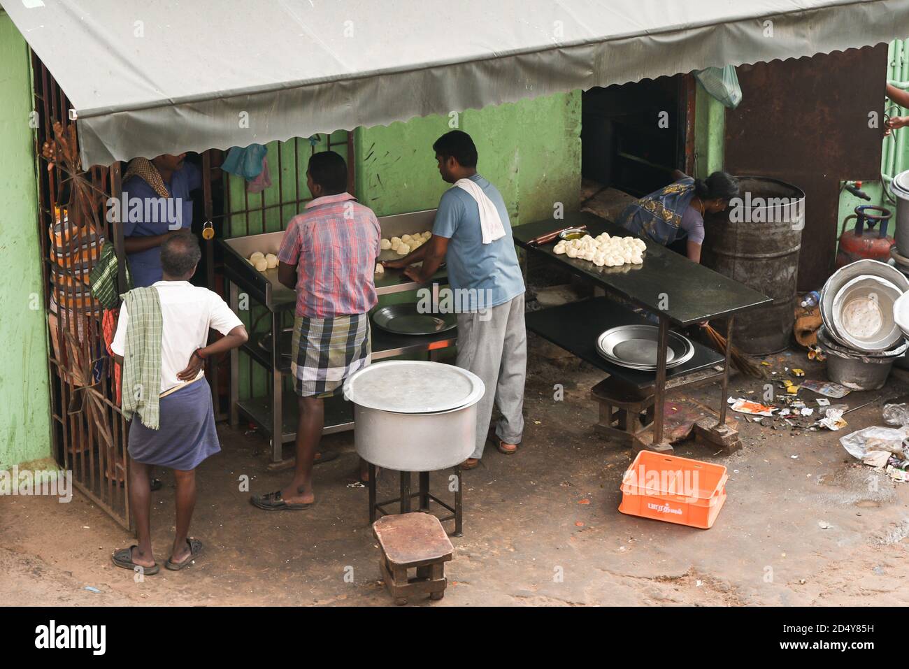 VELANKANNI, INDIA persone che pregano alla Basilica nostra Signora della buona Salute/Santuario/Chiesa di Madre Maria. Centro di pellegrinaggio Cristiani Velankanni, Tamil Nadu Foto Stock