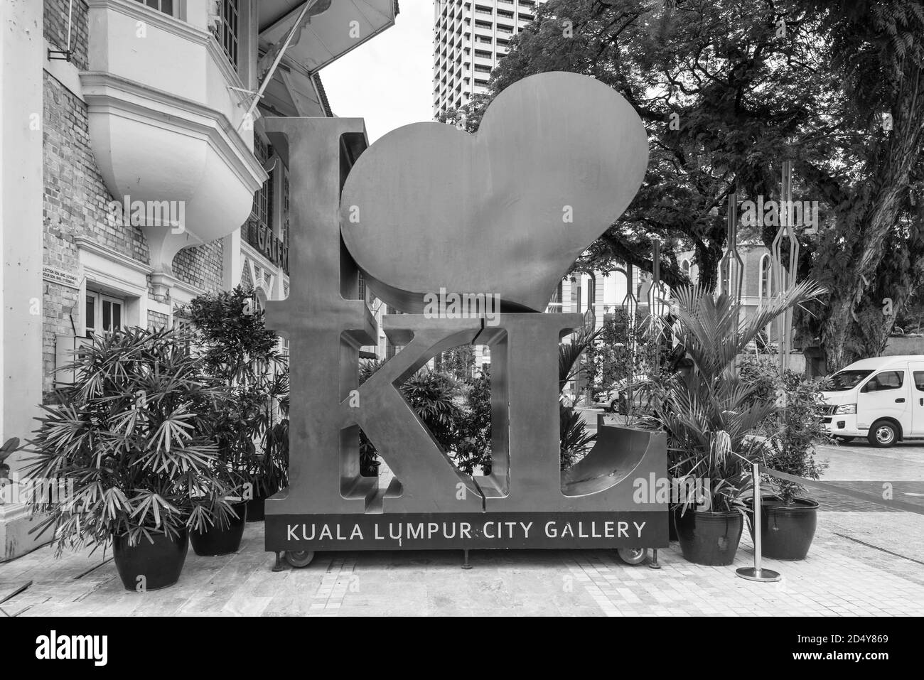 Kuala Lumpur, Malesia - 2 dicembre 2019: L'icona segno i Love KL di fronte alla Kuala Lumpur City Gallery a Kuala Lumpur, Malesia. Bianco e nero ph Foto Stock