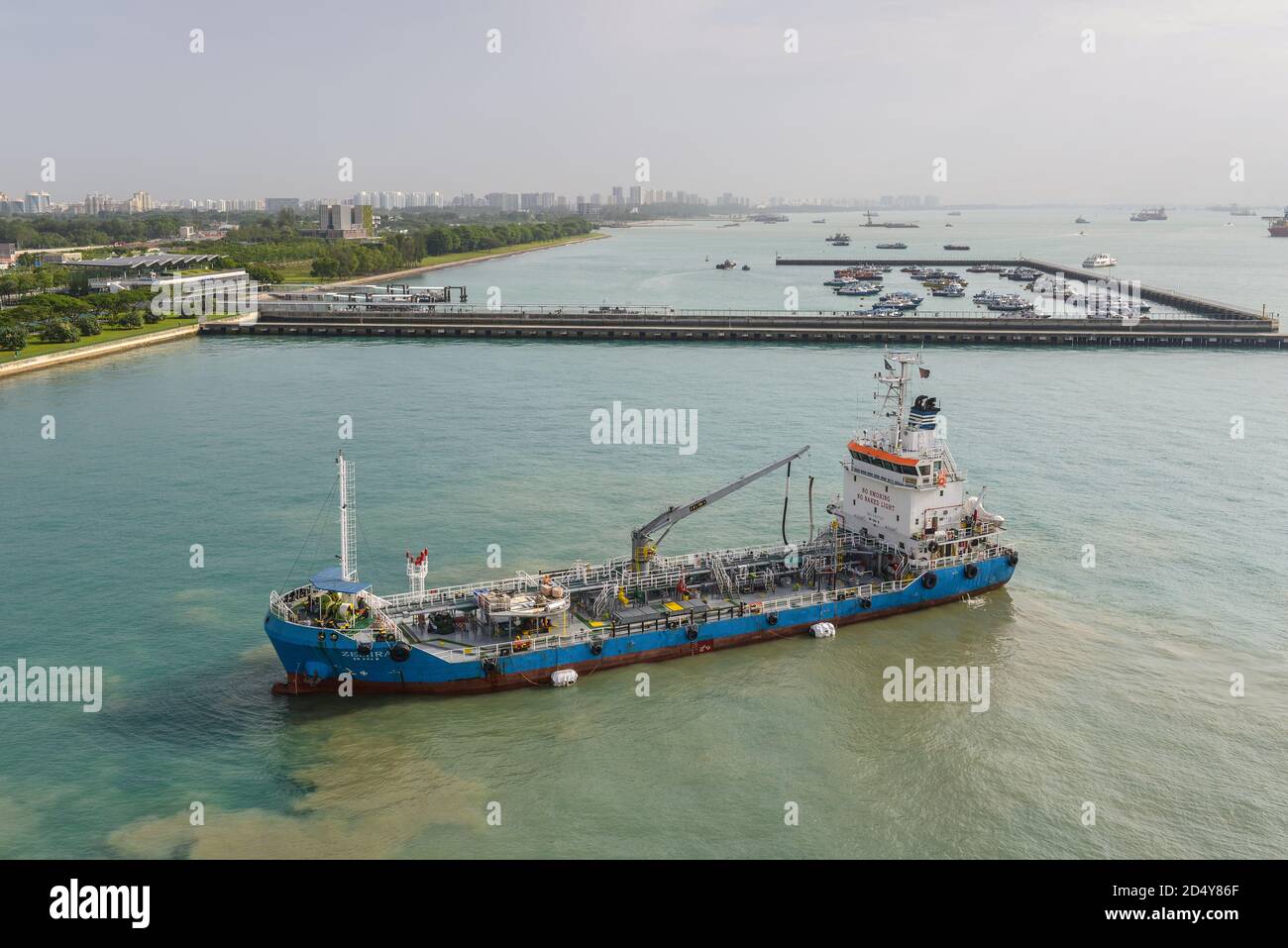 Singapore - 3 dicembre 2019: Prodotti petroliferi il Tanker Zemira si prepara a rifornire una nave da crociera al porto di Singapore. Foto Stock