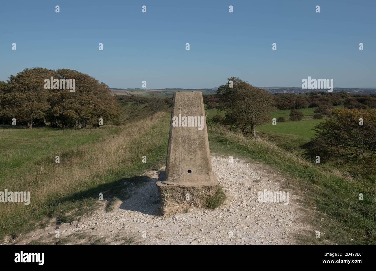 Concrete Tig Point o Triangulation Station sulla cima del Chalk Grassland a Devil's Dyke Hill sul South Downs in Rural West Sussex, Inghilterra Foto Stock