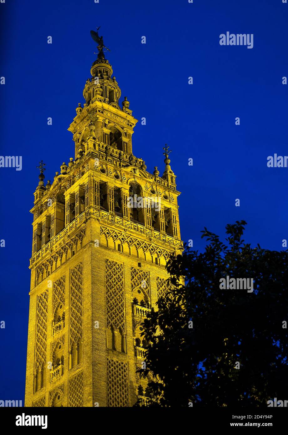 Famoso Campanile chiamato Giralda nella Cattedrale cattolica di Santa Maria, Catedral de Santa Maria de la Sede a Siviglia, Andalusia, Spagna di notte Foto Stock