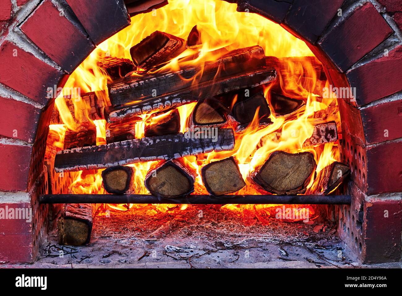 Tradizionale forno in mattoni all'aperto con legno a legna all'interno. Cucina in casa di campagna Foto Stock