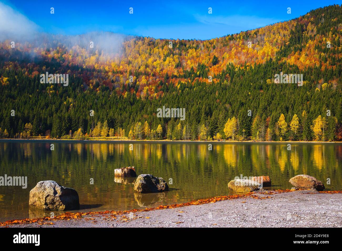 Paesaggio autunnale mozzafiato con colorati alberi decidui nella foresta e maestoso lago vulcanico. Ottimo luogo turistico e di viaggio con Saint Ana la Foto Stock