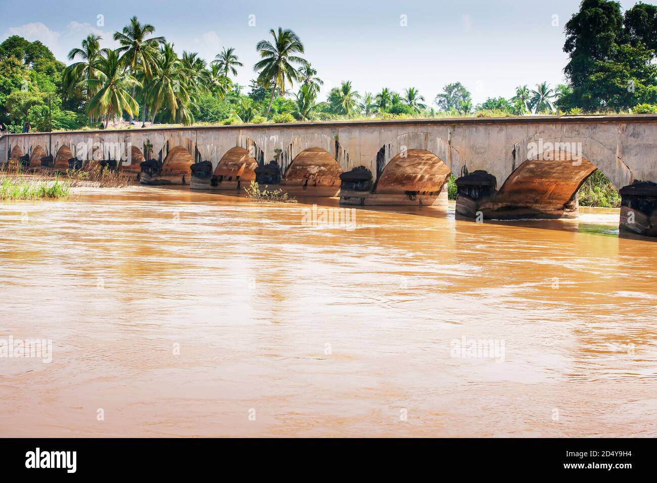 Paesaggio dell'antico ponte sul fiume Mekong in si Phan Don o quattromila isole, Laos meridionale, è stato costruito dai francesi nel 1893. Foto Stock