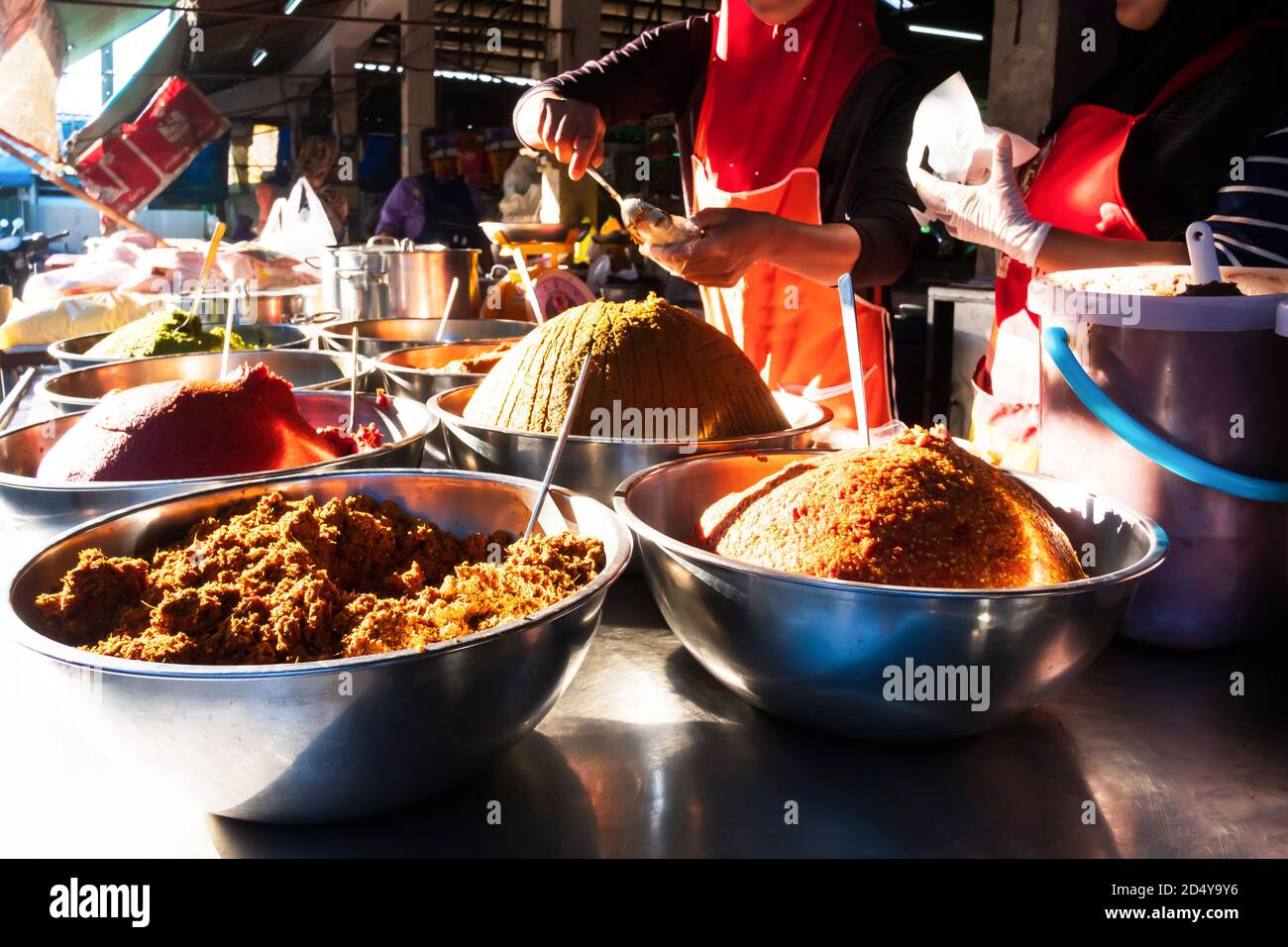 Curry multi halal su bacini di acciaio inossidabile nel mercato locale, Yala, Thailandia del Sud. Messa a fuoco selettiva. Concetto di cultura alimentare. Foto Stock
