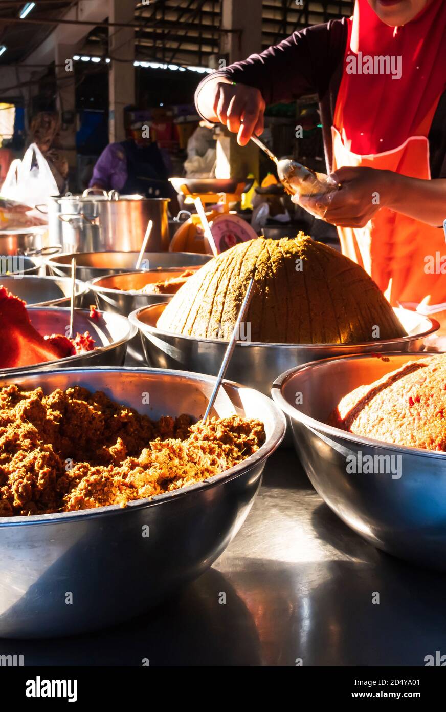 Curry multi halal su bacini di acciaio inossidabile nel mercato locale, Yala, Thailandia del Sud. Messa a fuoco selettiva. Concetto di cultura alimentare. Foto Stock