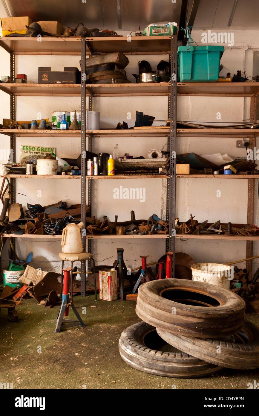 Scaffali di stoccaggio in un'officina di ingegneria Foto Stock