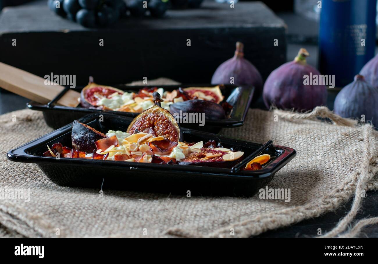 Fichi con formaggio e mandorle in tegole di raclette Foto Stock