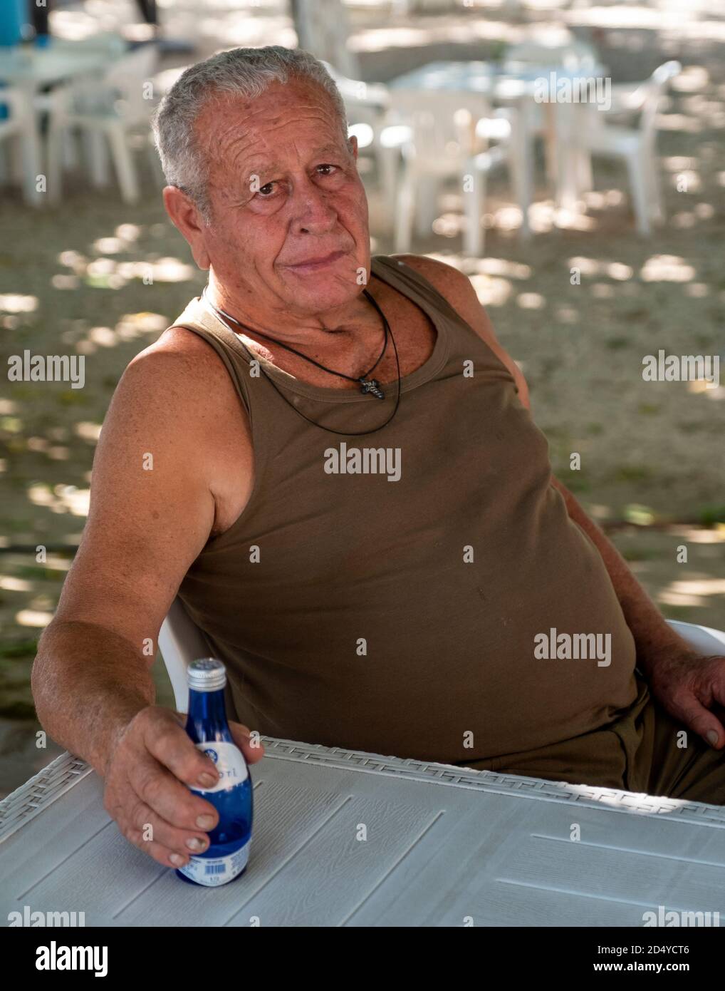 Ritratto del proprietario Ricco al bar Riccos Beach, Geroskipou, Paphos, Cipro. Foto Stock
