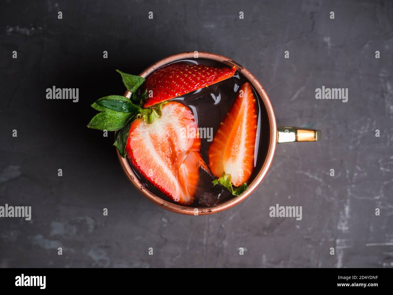 Strawberry moscovita su sfondo rustico. Messa a fuoco selettiva. Foto Stock