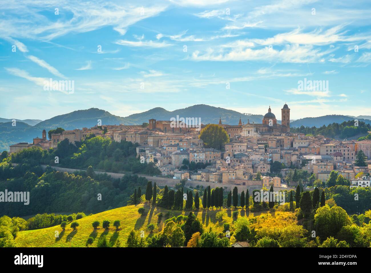 Skyline della città di Urbino e paesaggio rurale. Sito patrimonio dell'umanità dell'UNESCO. Regione Marche, Italia, Europa. Foto Stock