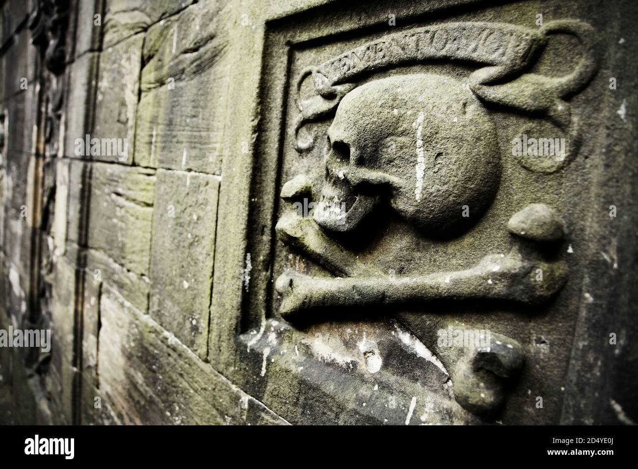 Memento Mori intagliato in muratura in pietra a Greyfriars Kirkyard, Edimburgo, Scozia. Foto Stock