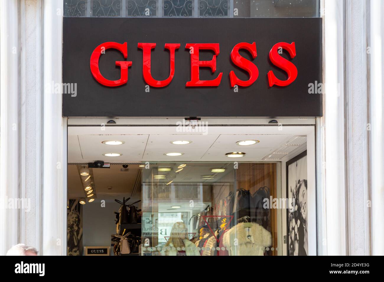 Finestra di visualizzazione di Guess. Indovina negozio di abbigliamento  marca moda Foto stock - Alamy