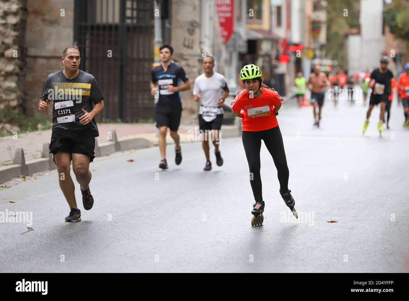 ISTANBUL, TURCHIA - 20 SETTEMBRE 2020: Skater che corre Istanbul mezza maratona nel centro storico di Istanbul Foto Stock