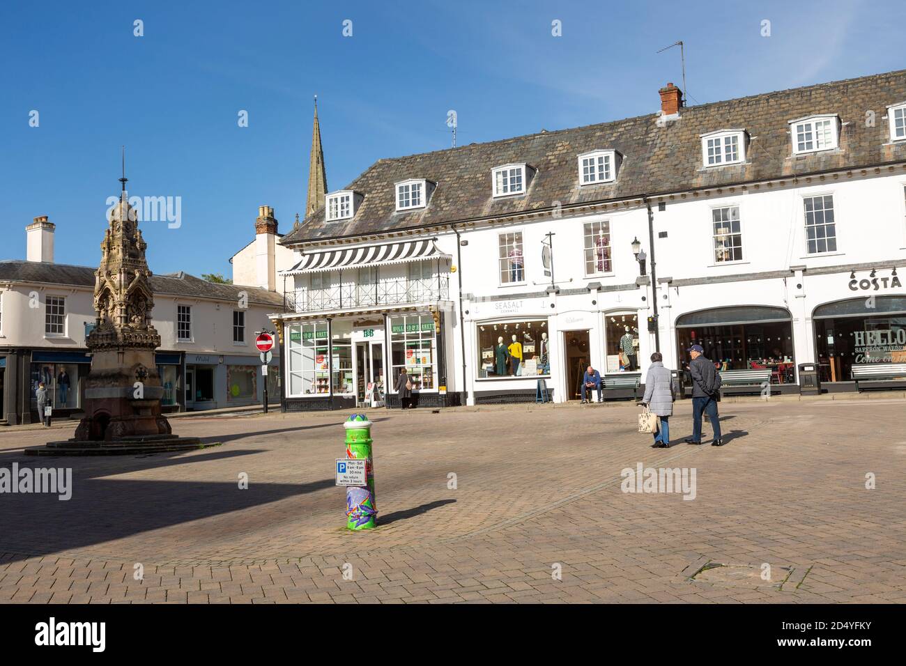 Edifici storici nella piazza del mercato della città, Saffron Walden, Essex, Inghilterra, Regno Unito Foto Stock