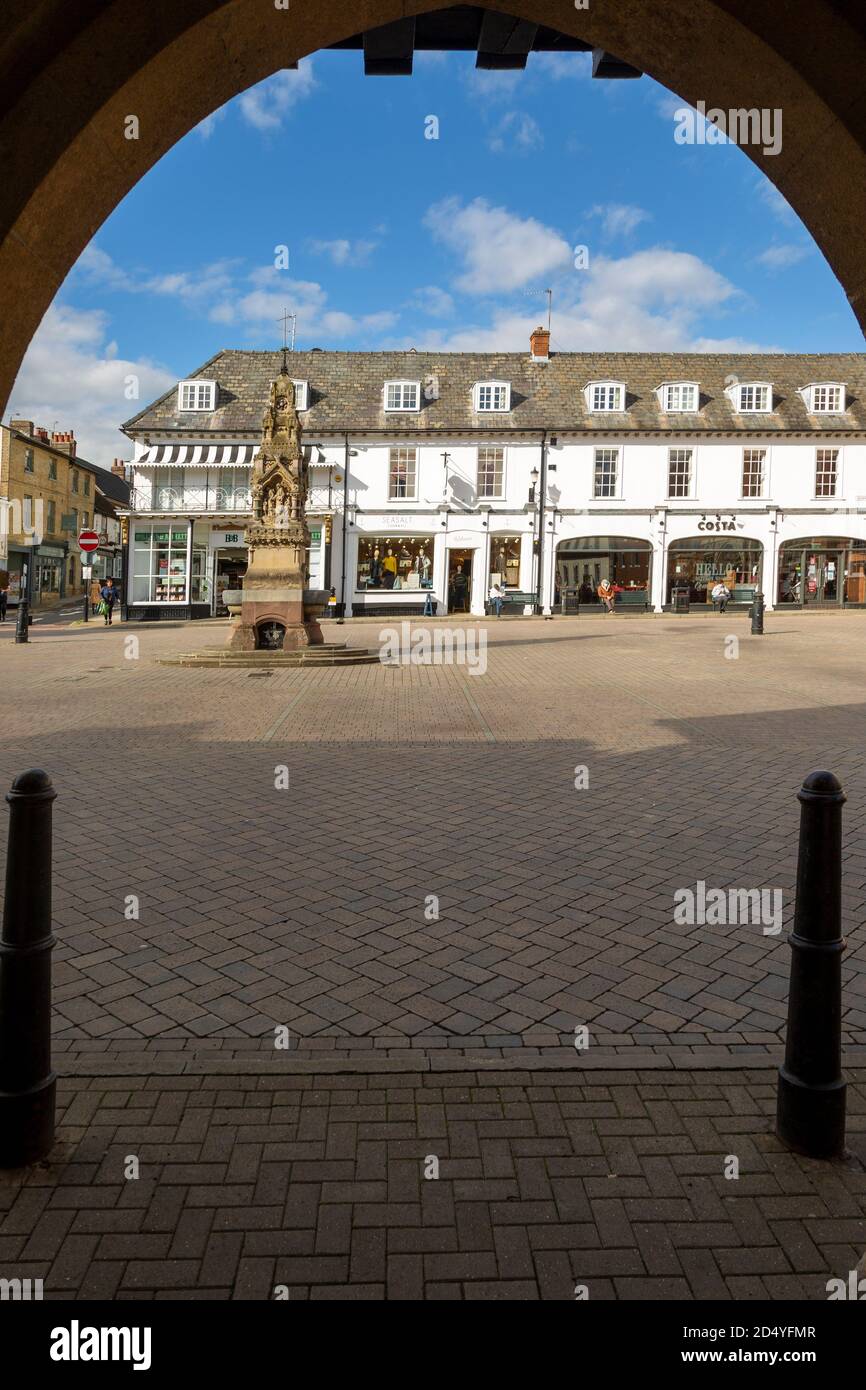 Edifici storici nella piazza del mercato della città, Saffron Walden, Essex, Inghilterra, Regno Unito Foto Stock