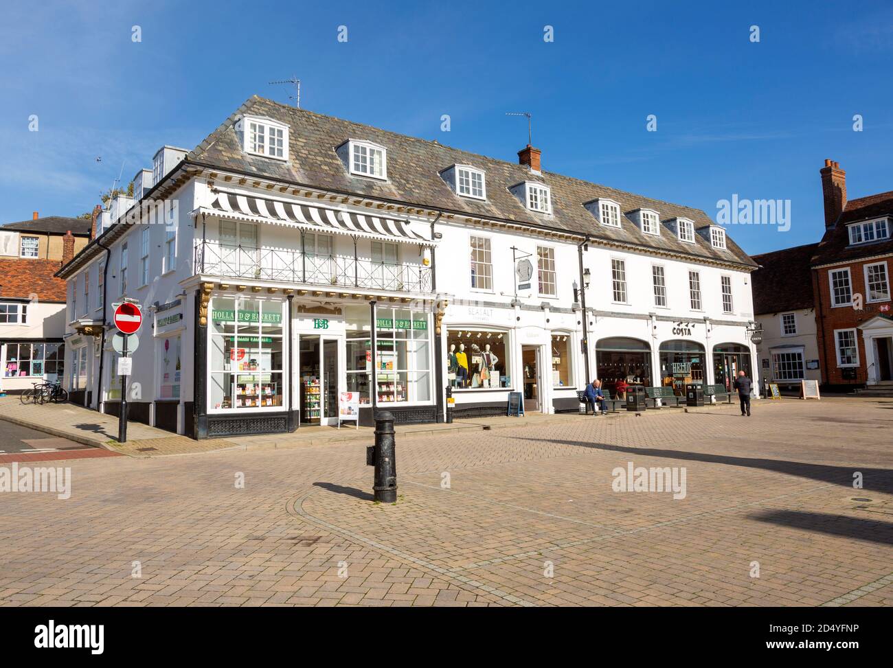 Edifici storici nella piazza del mercato della città, Saffron Walden, Essex, Inghilterra, Regno Unito Foto Stock