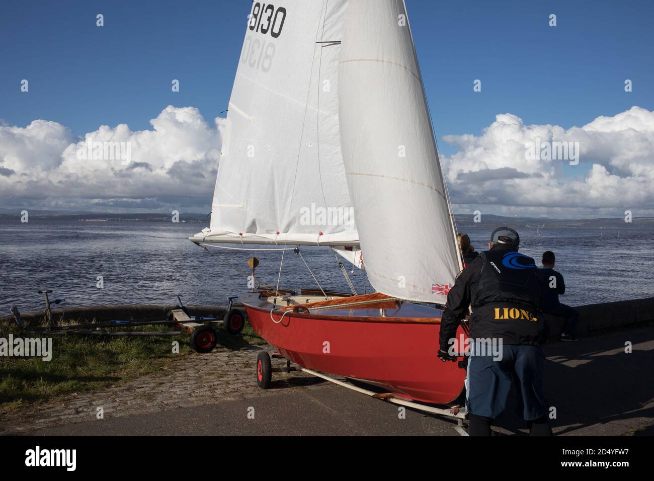 Lancio di piccoli yacht sul lungomare di Cramond, a Cramond, Scozia, 4 ottobre 2020. Foto Stock