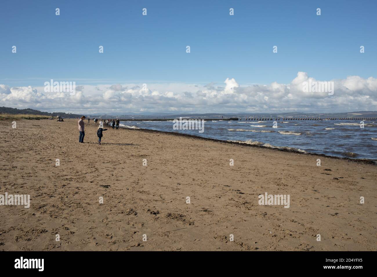 Lungomare e spiaggia di Cramond, a Cramond, Scozia, 4 ottobre 2020. Foto Stock