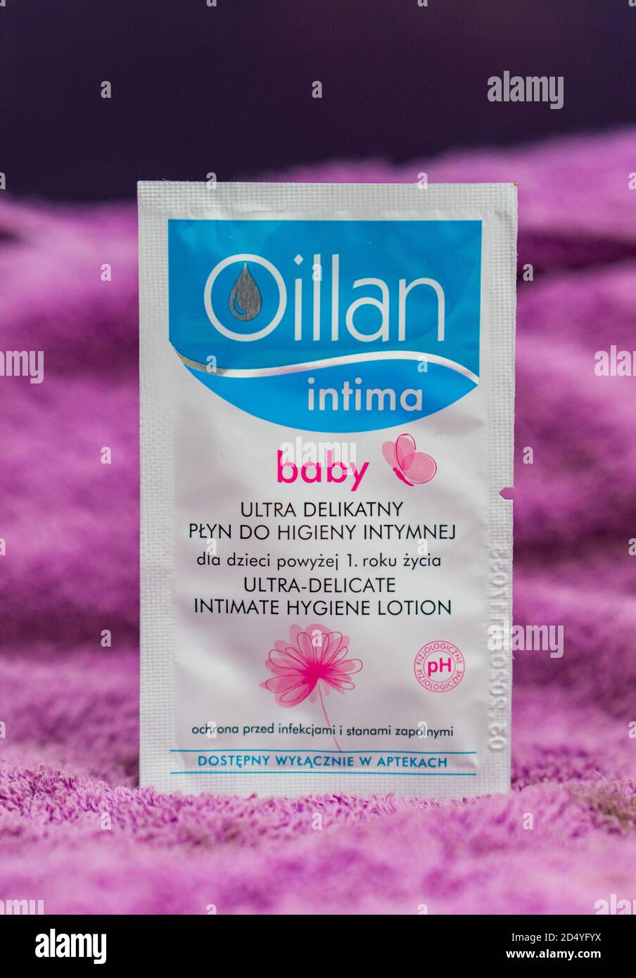 POZNAN, POLONIA - 18 gennaio 2018: Oillan intima olio di pelle per bambini in un piccolo test ba Foto Stock