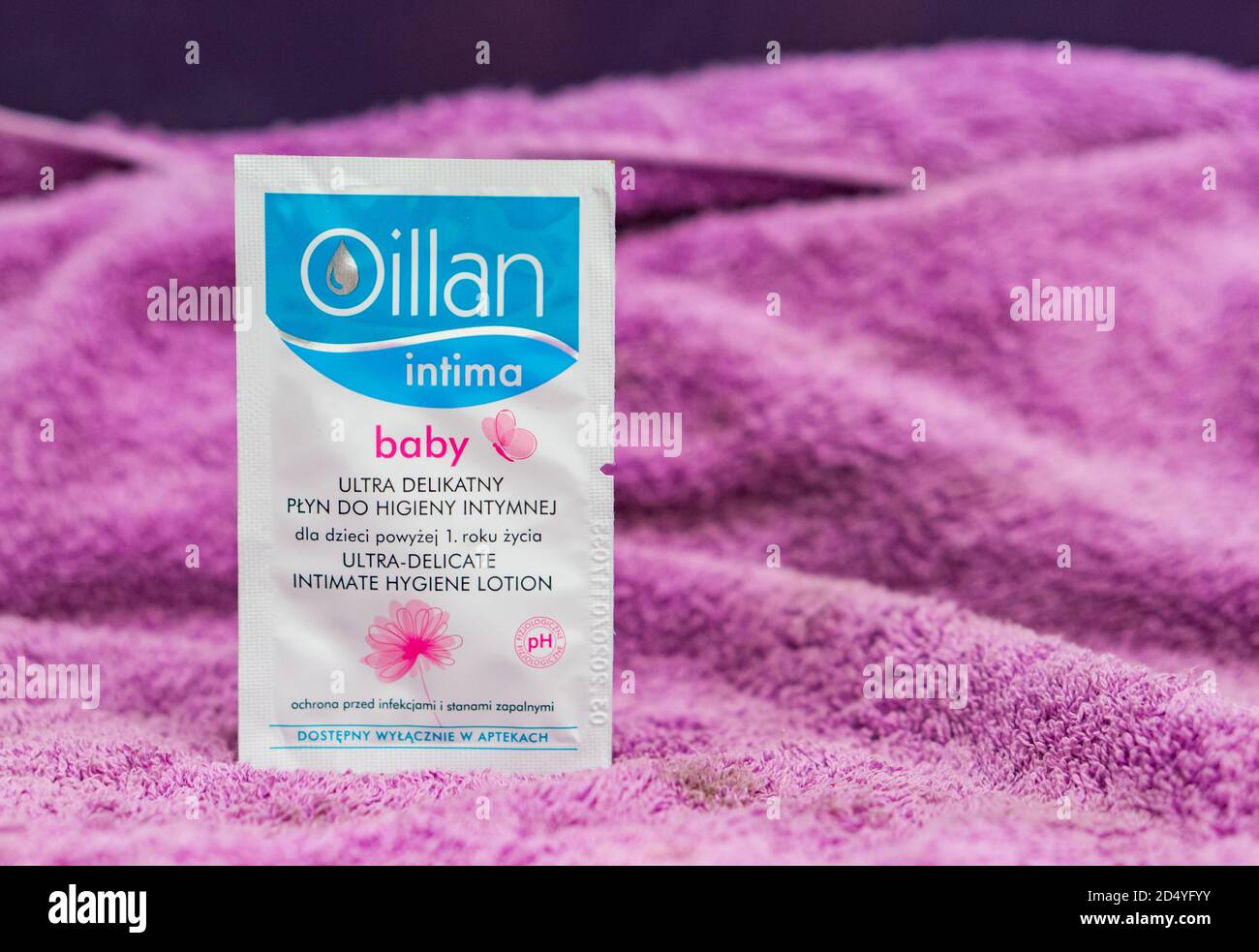 POZNAN, POLONIA - 18 gennaio 2018: Oillan intima olio di pelle per bambini in un piccolo test ba Foto Stock