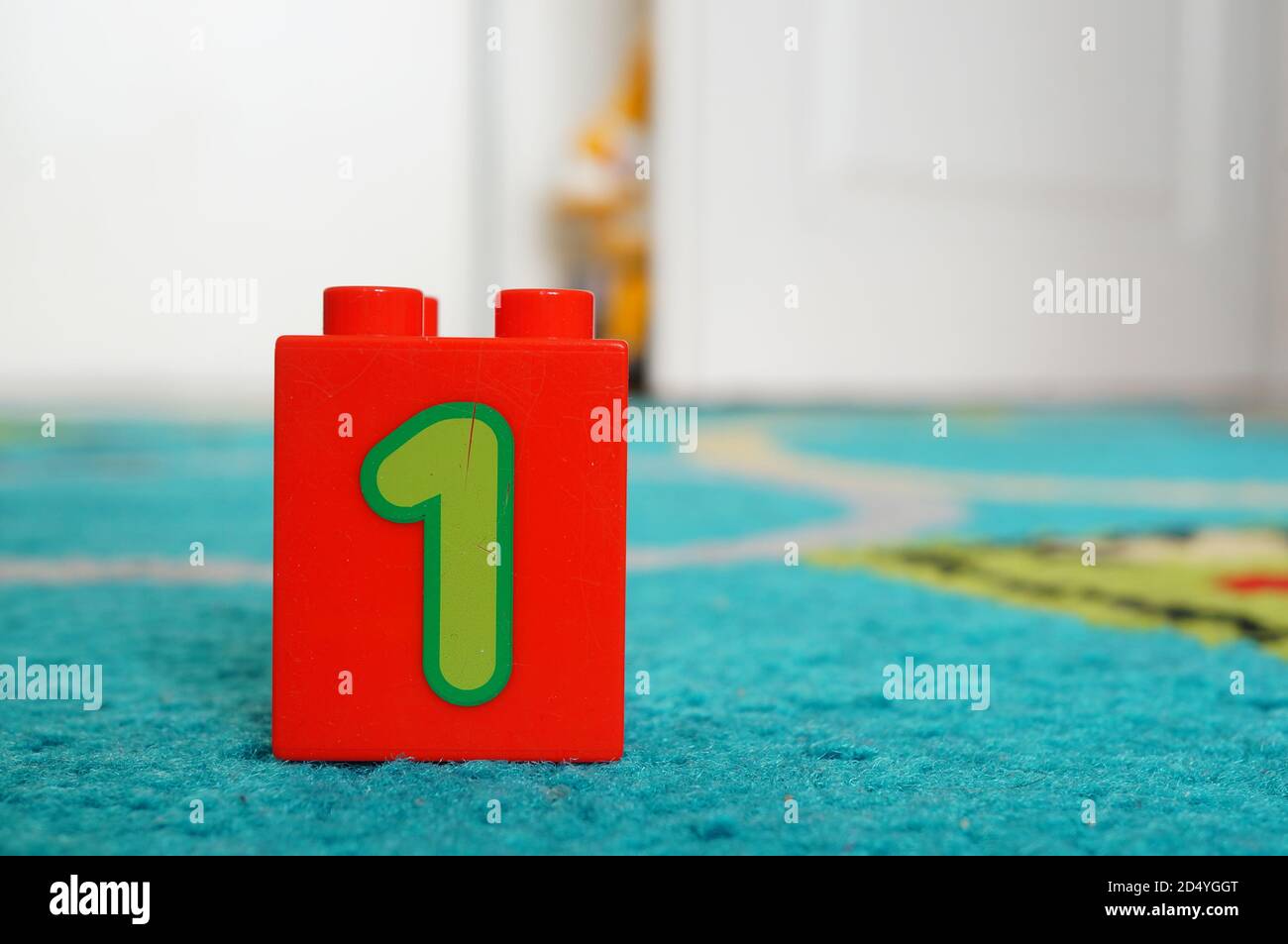 POZNAN, POLONIA - 21 febbraio 2017: Blocco giocattolo rosso Lego Duplo con numero uno Foto Stock