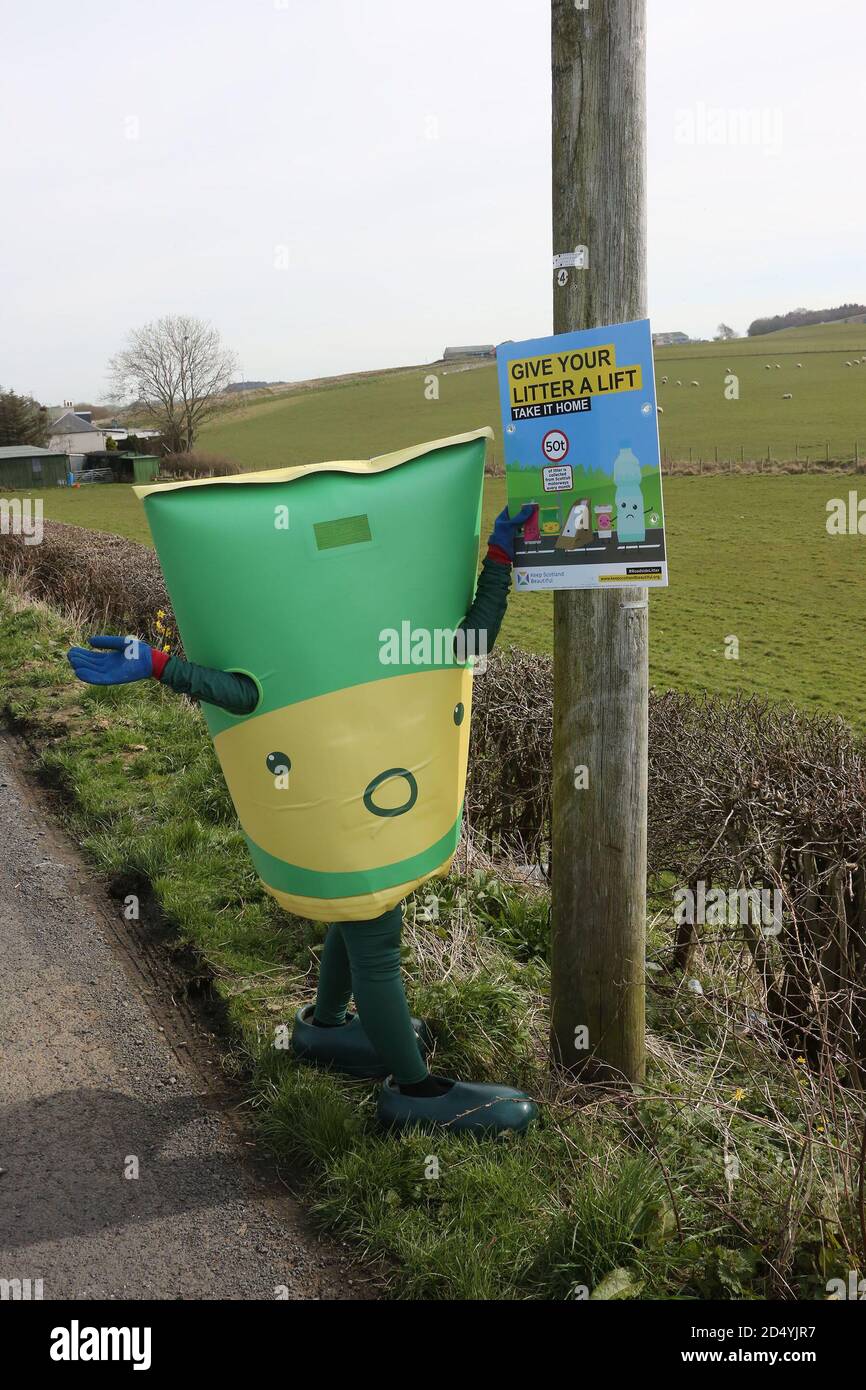 Keep Scotland Beautiful Promotion Ayr, una campagna di PR che promuove un ambiente senza rifiuti, con il Consiglio Sud Ayrshire. Le immagini mostrano i funzionari del consiglio con mascotte e manifesti Foto Stock