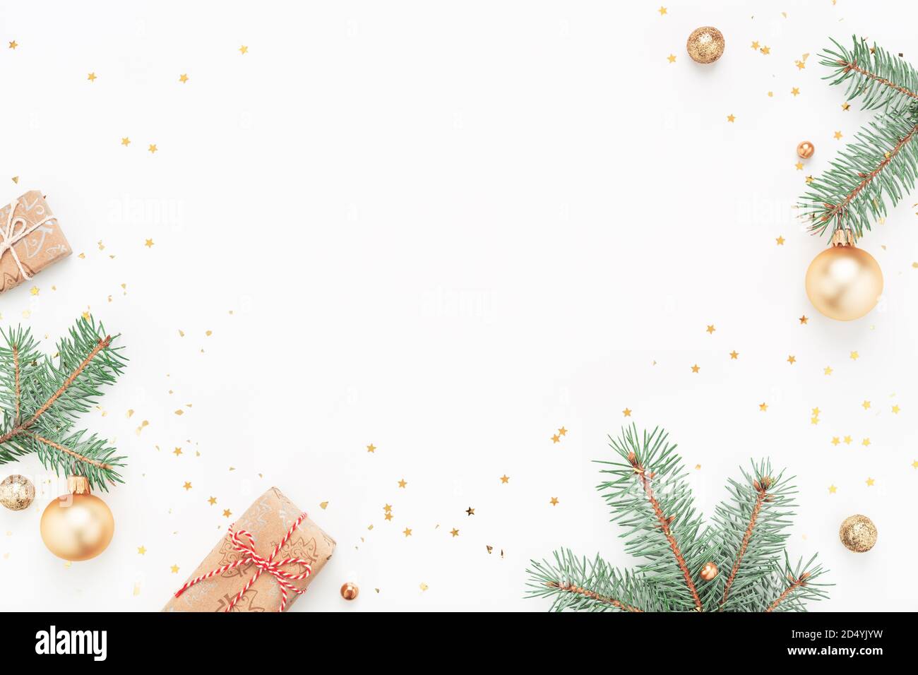 Cornice di Natale di rami verdi, regali, decorazioni su sfondo bianco. Foto Stock