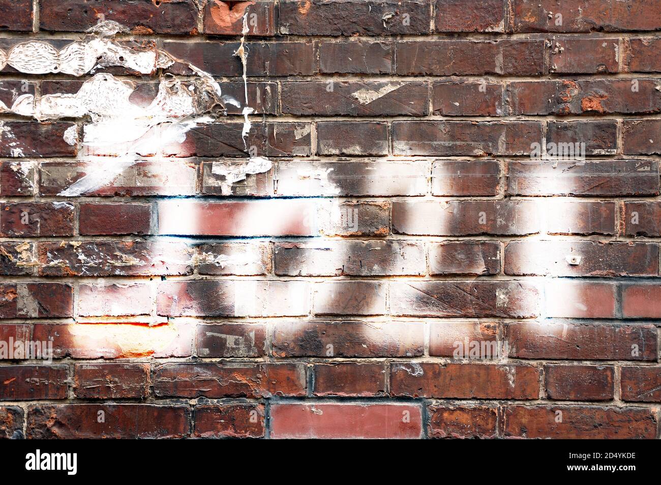 2021 scritto su muro di mattoni, carta di nuovo anno stile street art (opera propria dell'autore) Foto Stock