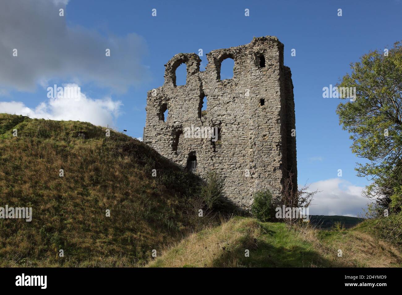 Resti del tardo Norman del castello di Clun nella piccola città di Clun, Shropshire, Inghilterra, costruito da William FitzAlan nel 13 ° secolo Foto Stock